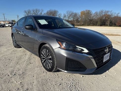 Used 2024 Nissan Altima 2.5 SV image 7