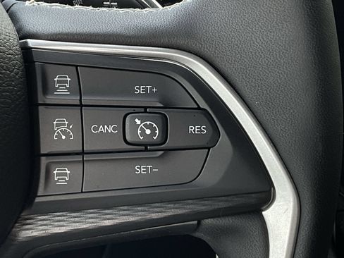 Used 2025 Jeep Grand Cherokee Altitude AWD/4WD image 21