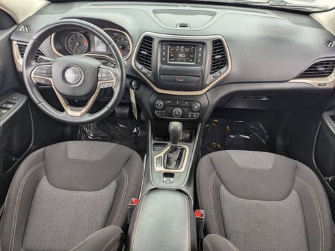 Used 2016 Jeep Cherokee Latitude FWD image 12