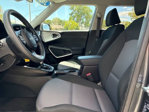 Used 2025 Kia Soul LX w/ LX Technology Package FWD image 7