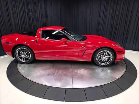Used 2006 Chevrolet Corvette Coupe w/ Preferred Equipment Group RWD image 14