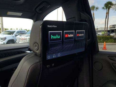 Used 2023 GMC Yukon Denali w/ Advanced Technology Package image 11