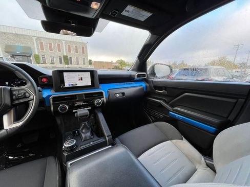 Used 2025 Toyota Tacoma TRD Off-Road image 33