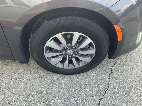 Used 2020 Chrysler Pacifica Touring w/ Cold Weather Group FWD image 25