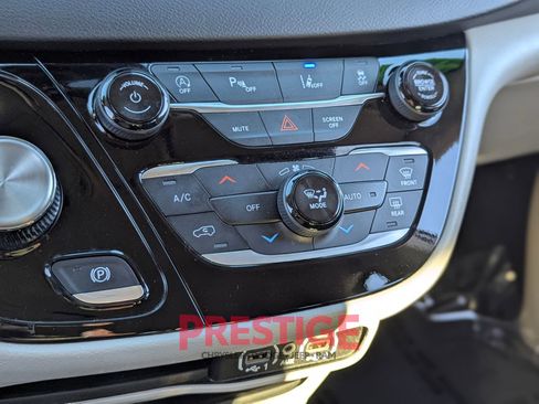 Used 2024 Chrysler Pacifica Touring-L FWD image 23