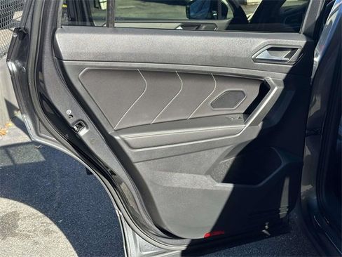Used 2022 Volkswagen Tiguan SE image 17