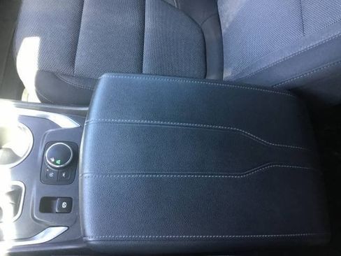 Used 2023 Chevrolet Traverse LT FWD image 20
