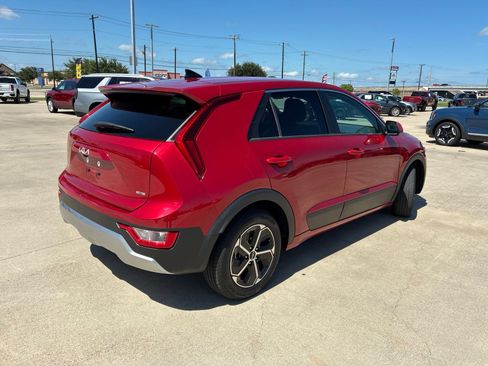 Used 2024 Kia Niro LX FWD image 7