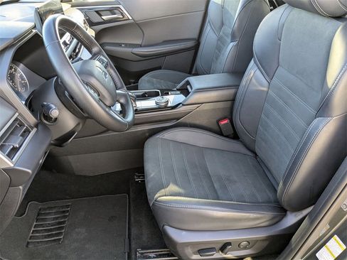 Used 2025 Mitsubishi Outlander SE image 19