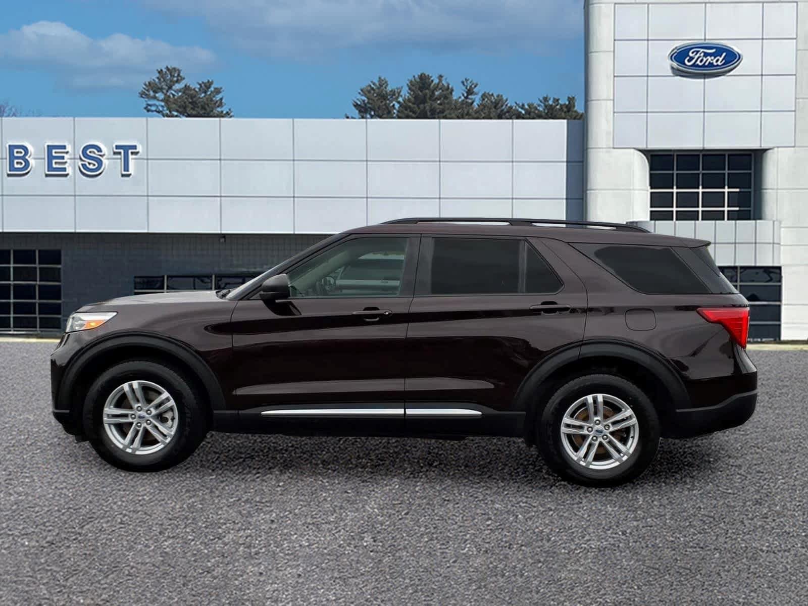 Used 2022 Ford Explorer XLT w/ Class IV Trailer Tow Package AWD/4WD image 2