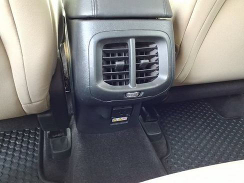 Used 2016 Jeep Cherokee Latitude w/ Cold Weather Group AWD/4WD image 11