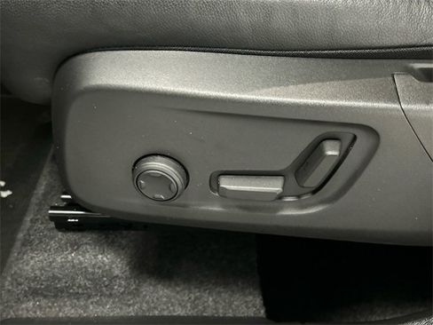 Certified 2025 Volvo XC40 B5 Plus image 11