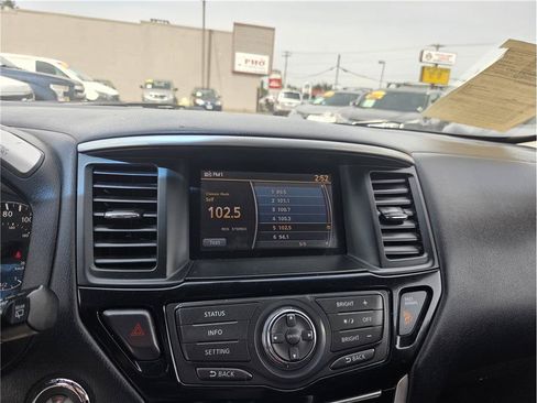 Used 2015 Nissan Pathfinder SV AWD/4WD image 18