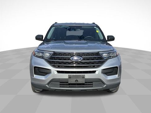Used 2023 Ford Explorer XLT image 3
