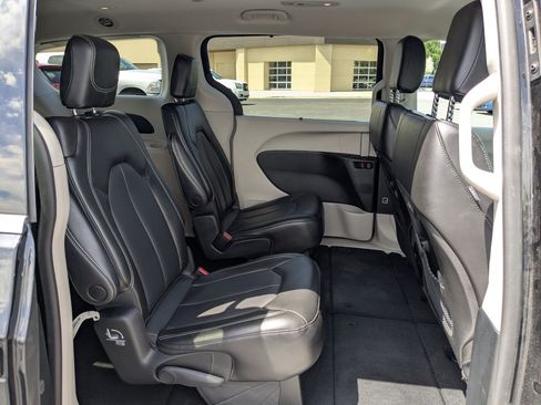 Used 2023 Chrysler Pacifica Touring-L FWD image 33
