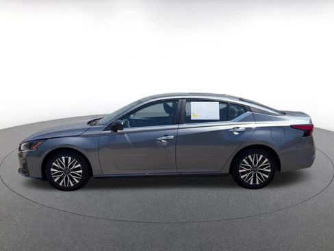 Used 2025 Nissan Altima 2.5 SV FWD image 9