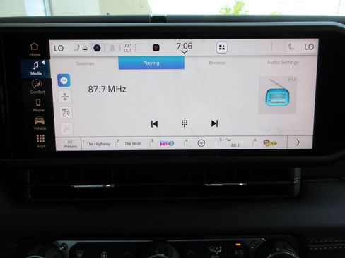 Used 2025 Jeep Wrangler Unlimited Rubicon w/ Convenience Group AWD/4WD image 41
