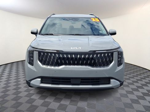 Used 2025 Kia Carnival EX FWD image 2