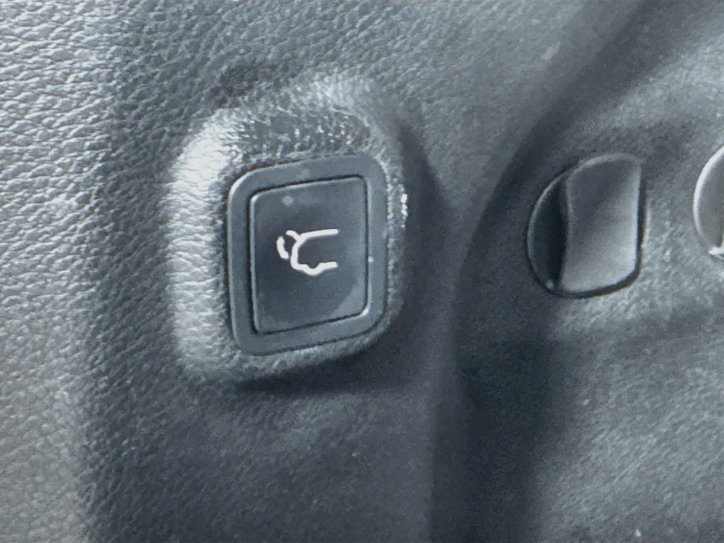 Used 2019 Jeep Cherokee Limited FWD image 31