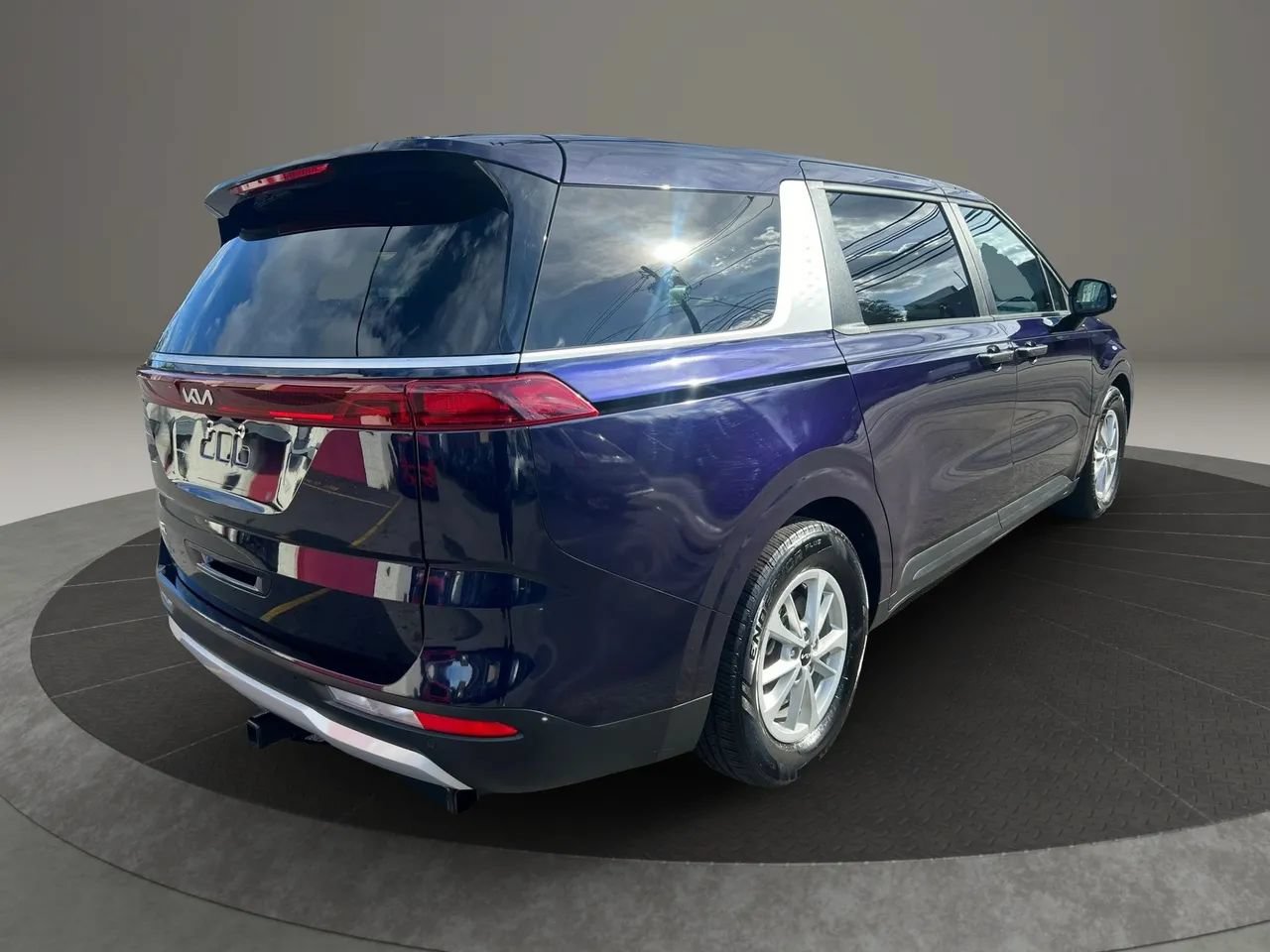 Used 2023 Kia Carnival LX FWD image 5