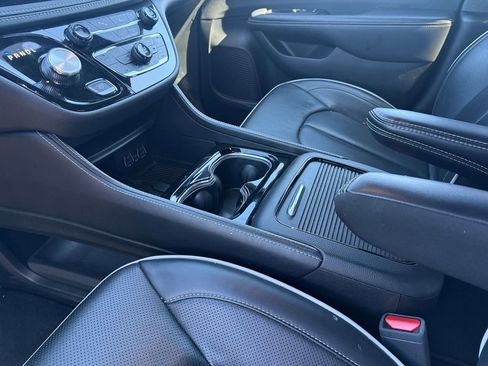 Used 2025 Chrysler Pacifica Limited image 23