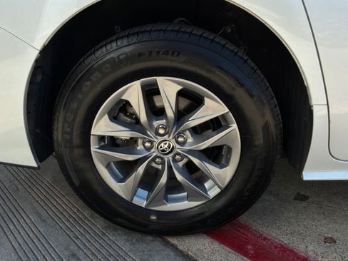 Used 2026 Toyota Sienna XLE FWD image 9