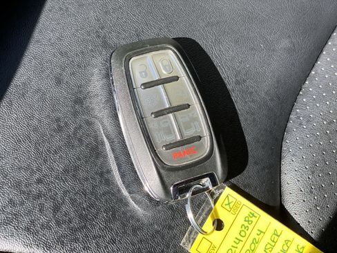 Used 2024 Chrysler Pacifica Touring-L FWD image 28