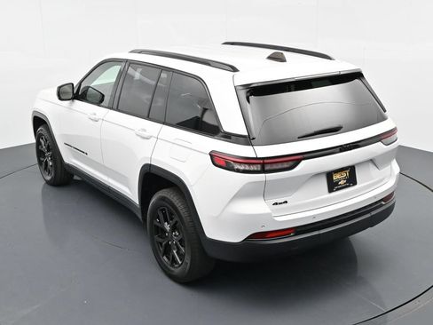 Used 2024 Jeep Grand Cherokee Altitude AWD/4WD image 22