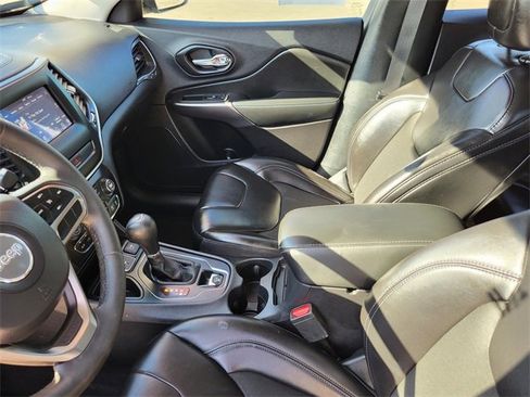 Used 2020 Jeep Cherokee Latitude Plus image 12