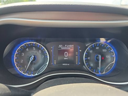 Used 2018 Chrysler Pacifica Touring-L FWD image 16