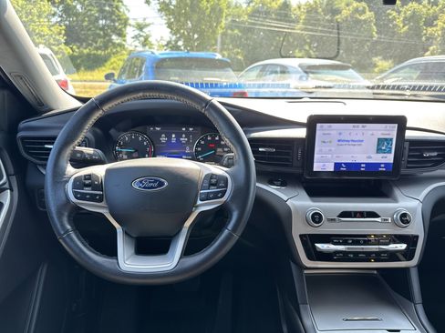 Used 2022 Ford Explorer XLT image 12