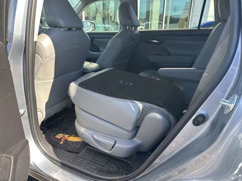 Used 2022 Toyota Highlander XLE image 5