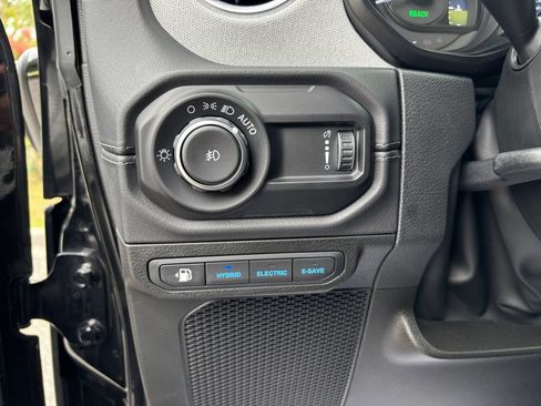 Used 2025 Jeep Wrangler Unlimited Sahara AWD/4WD image 31