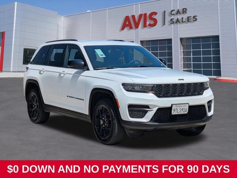 Used 2025 Jeep Grand Cherokee Altitude AWD/4WD image 3