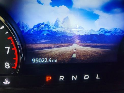 Used 2022 Ford Explorer XLT image 3