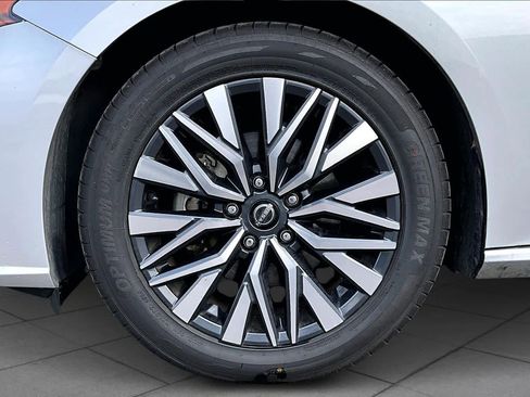 Used 2024 Nissan Altima 2.5 SV image 11