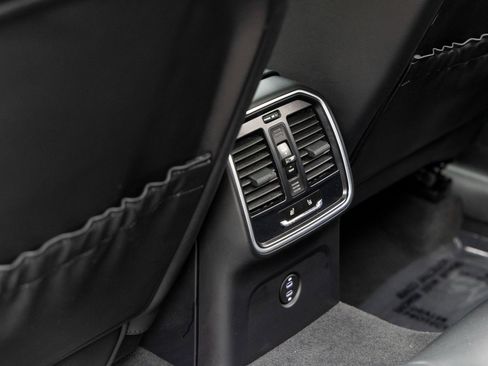 Certified 2025 Porsche Macan image 39