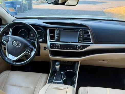 Used 2018 Toyota Highlander XLE AWD/4WD image 11