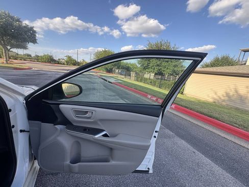 Used 2015 Toyota Camry SE w/ Moonroof Package FWD image 16