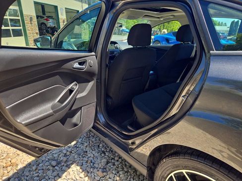 Used 2017 Ford Focus SEL w/ Cold Weather Package FWD image 17