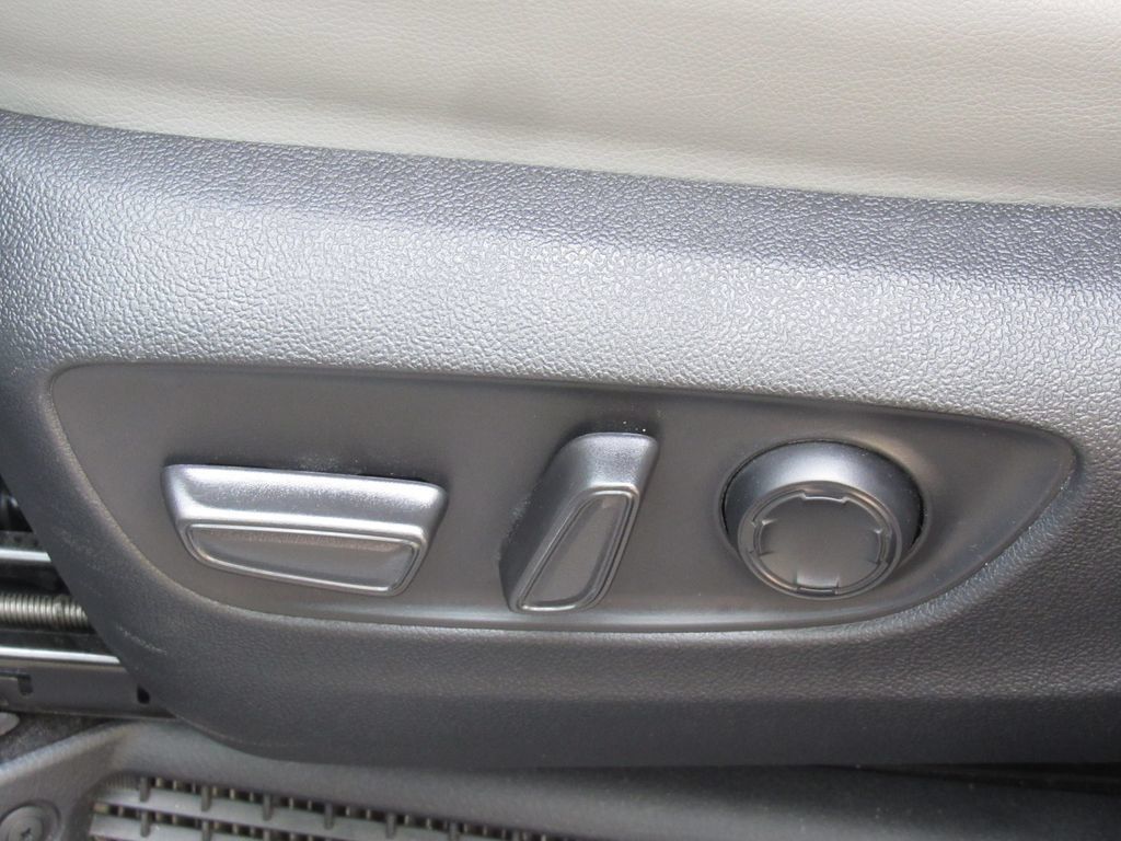 Certified 2025 Toyota Sienna XLE FWD image 13