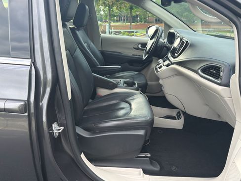 Used 2021 Chrysler Pacifica Touring-L FWD image 31