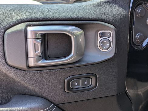 Used 2022 Jeep Wrangler Unlimited Sahara AWD/4WD image 12