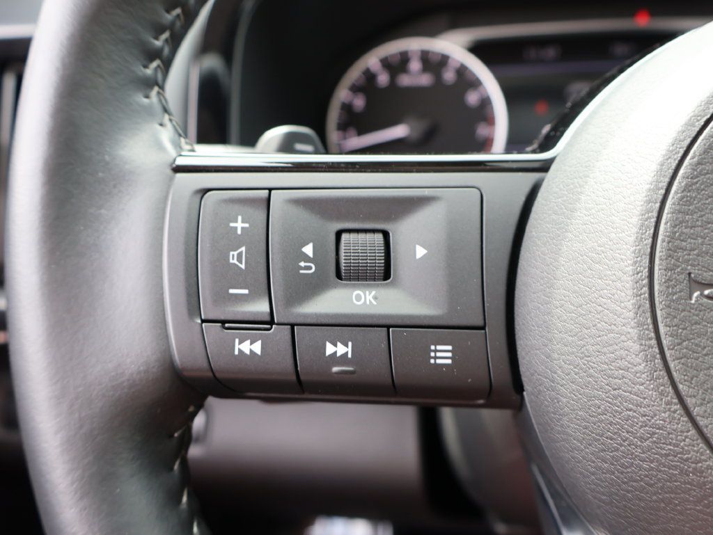 Used 2025 Nissan Pathfinder SL w/ SL Premium Package AWD/4WD image 27