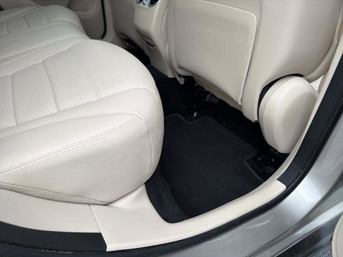 Used 2019 Mercedes-Benz GLC 300 4MATIC image 18