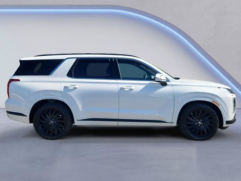 Used 2025 Hyundai Palisade AWD image 2
