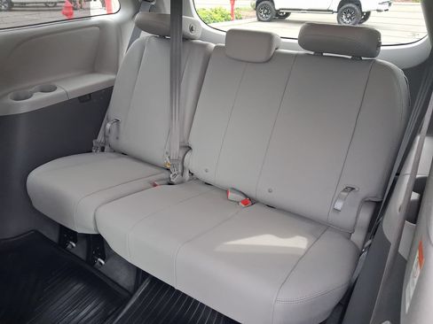 Used 2020 Toyota Sienna XLE Premium AWD/4WD image 24