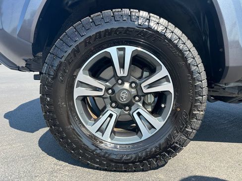 Used 2018 Toyota Tacoma TRD Sport AWD/4WD image 12