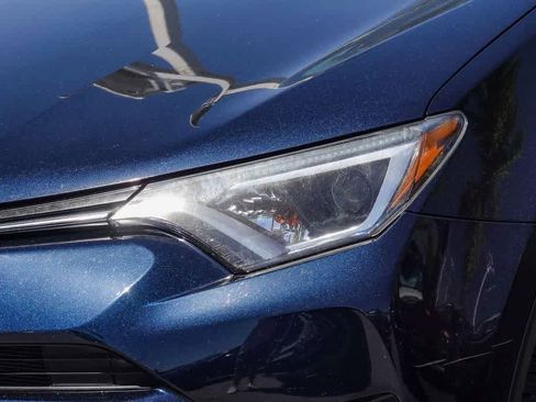 Used 2018 Toyota RAV4 LE FWD image 8