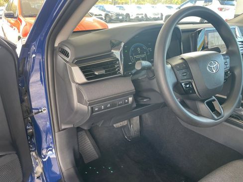 Used 2025 Toyota Camry LE image 33